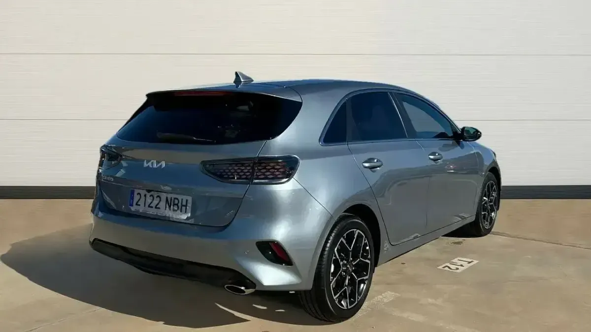 Usado Kia Ceed Style 100 CV (73 kW) 2025 Gris Utilitario