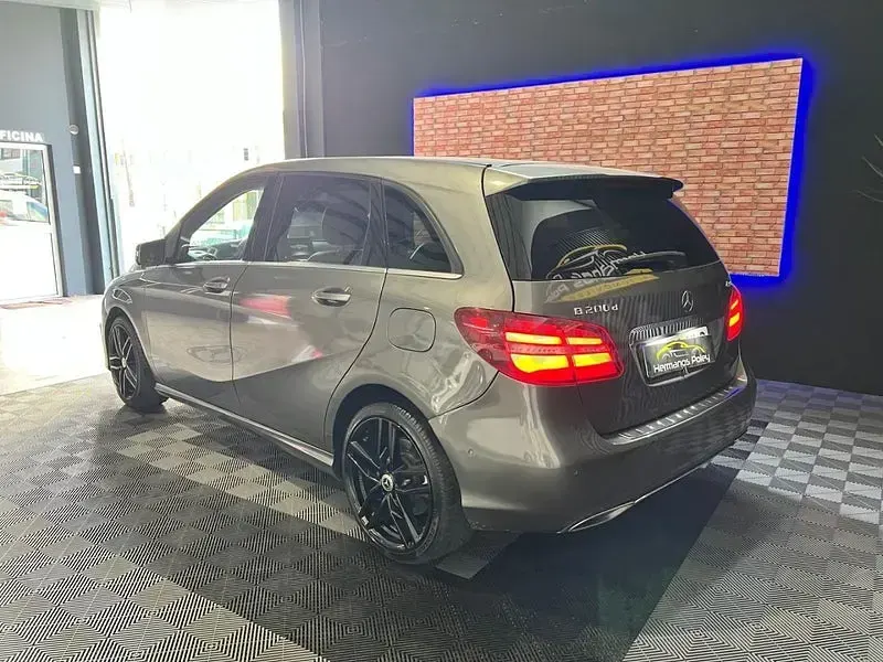 Usado Mercedes B200 136 CV (100 kW) 2016 Gris / plata Monovolumen