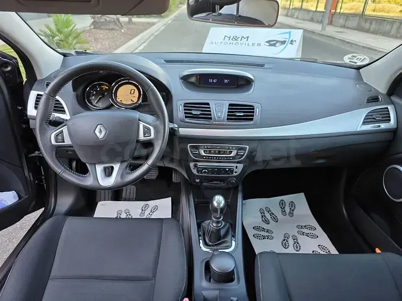 Usado Renault Mégane Dynamique 110 CV (80 kW) 2013 Gris / plata Berlina