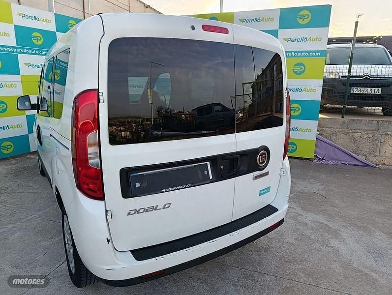 Usado Fiat Doblò 90 CV (66 kW) 2023 Blanco Monovolumen
