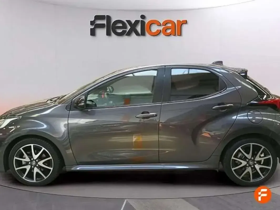 Usado Toyota Yaris Active 116 CV (85 kW) 2022 Gris Utilitario
