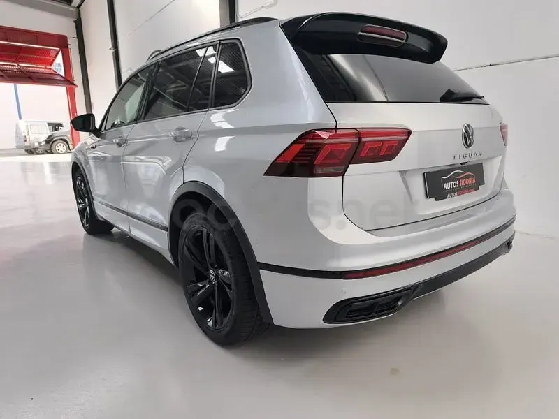 Usado VW Tiguan R-line 150 CV (110 kW) 2021 Gris / plata SUV