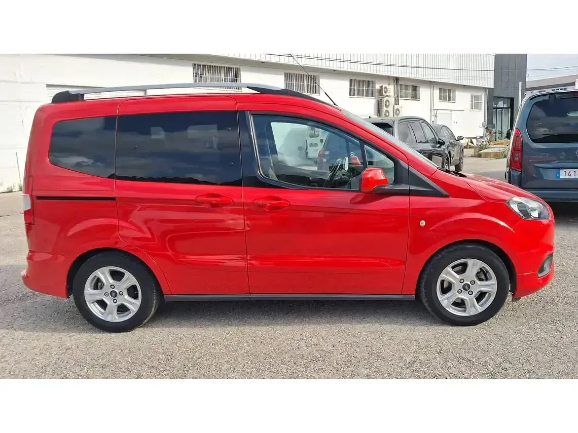 Usado Ford Tourneo Courier Titanium 100 CV (73 kW) 2018 Rojo Monovolumen