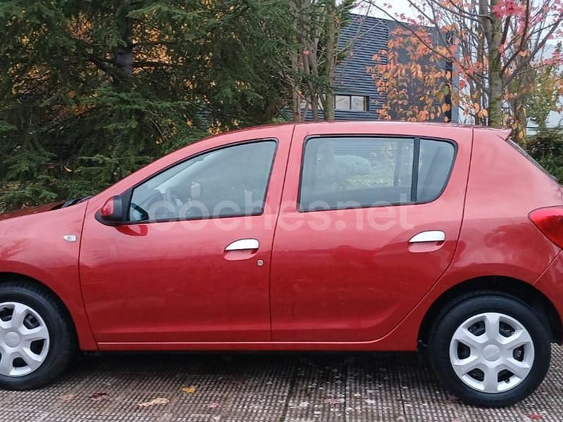 Usado Dacia Sandero Ambiance 75 CV (55 kW) 2014 Granate Berlina