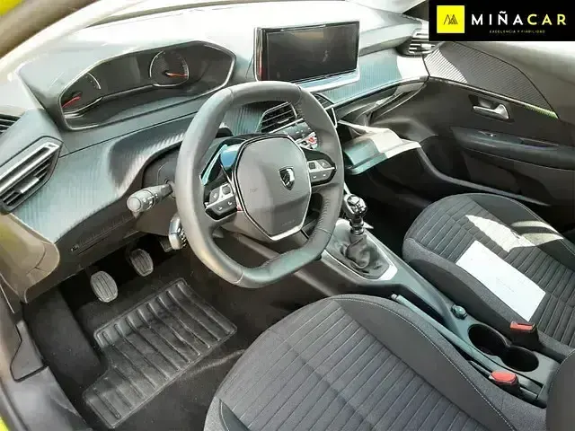 Usado Peugeot 208 Active 100 CV (73 kW) 2024 Amarillo Utilitario