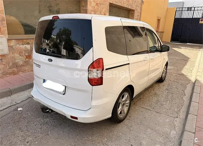 Usado Ford Tourneo Courier Trend 95 CV (69 kW) 2015 Blanco Monovolumen