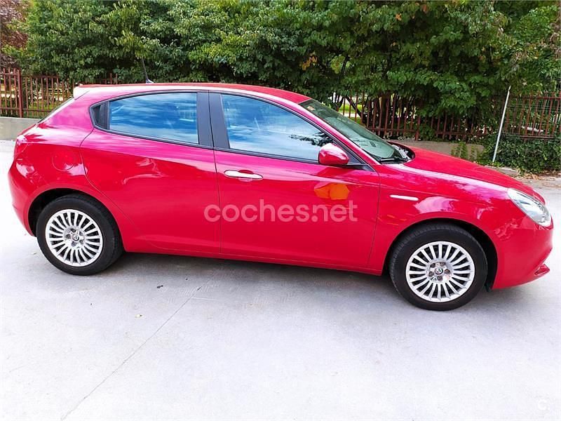 Rojo Usado 2017 Alfa Romeo Giulietta Utilitario | 14.500 € (Un poco caro) - Imagen 1/4