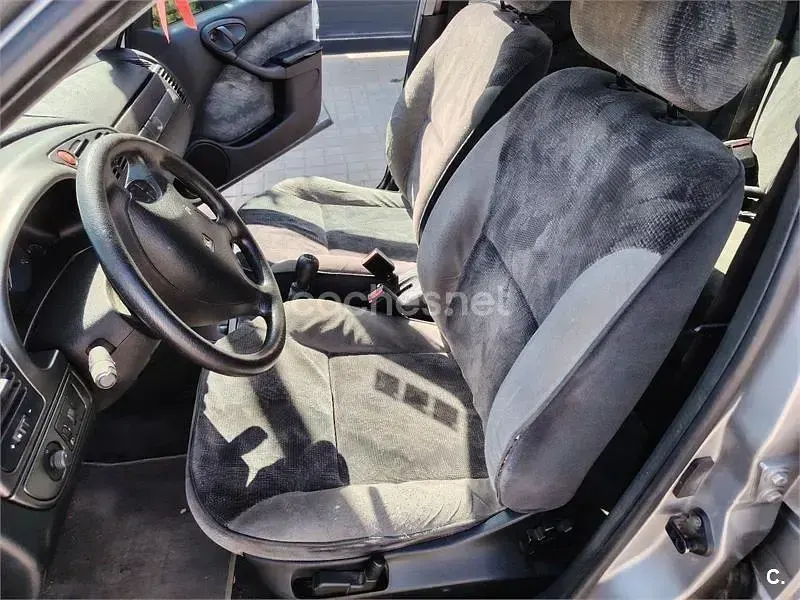 Usado Citroën Xsara 90 CV (66 kW) 1998 Gris / plata Berlina