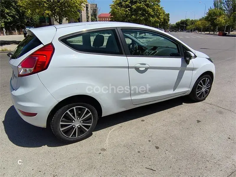 Usado Ford Fiesta 75 CV (55 kW) 2014 Blanco Utilitario