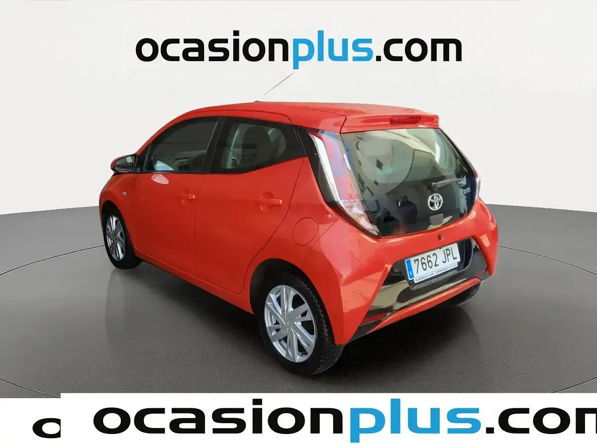 Usado Toyota Aygo X-play 69 CV (50 kW) 2016 Naranja Utilitario