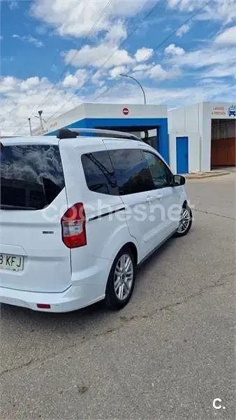 Usado Ford Tourneo Courier Titanium 100 CV (73 kW) 2017 Blanco Monovolumen