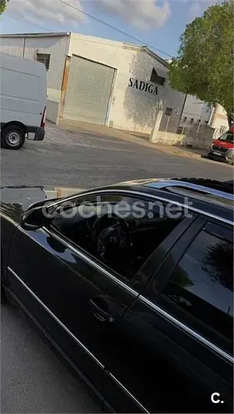 Usado VW Passat Highline 130 CV (95 kW) 2004 Negro Familiar