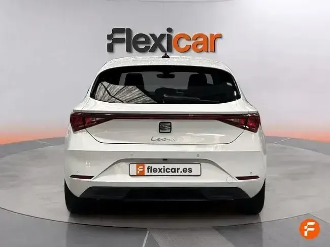 Usado Seat Leon Style 130 CV (95 kW) 2021 Blanco Berlina