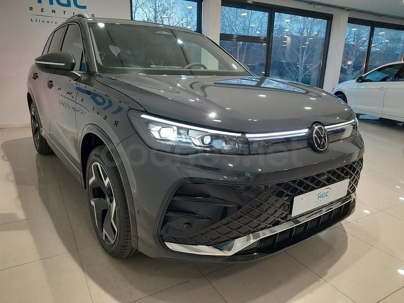 Usado VW Tiguan R-line 204 CV (150 kW) 2025 Gris / plata SUV