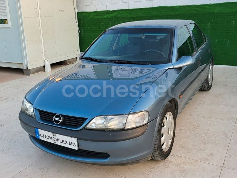 Gris / plata Usado 2000 Opel Vectra Comfort Berlina | 2990 € - Imagen 1/4