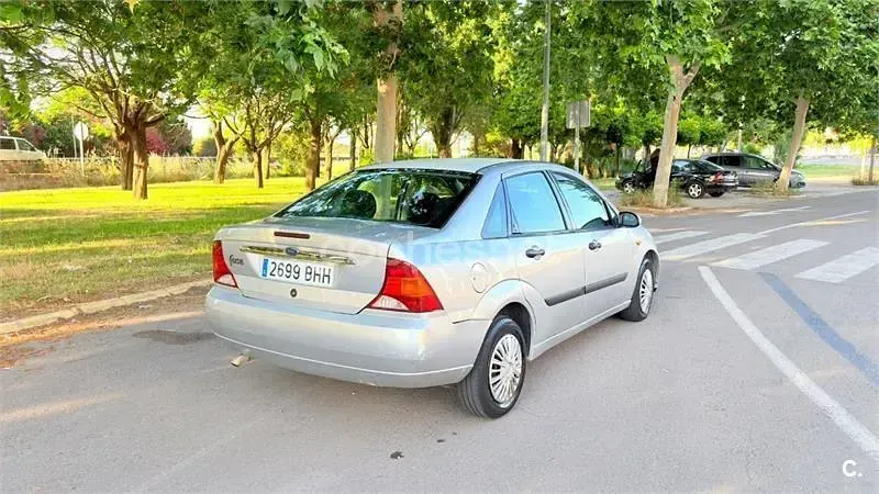Usado Ford Focus Ghia 90 CV (66 kW) 2001 Gris / plata Berlina