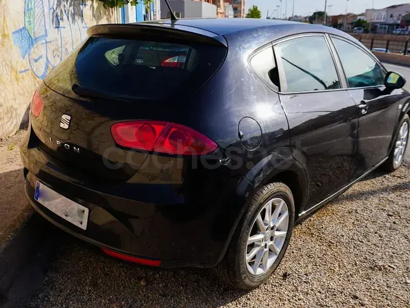 Usado Seat Leon 90 CV (66 kW) 2009 Negro Utilitario