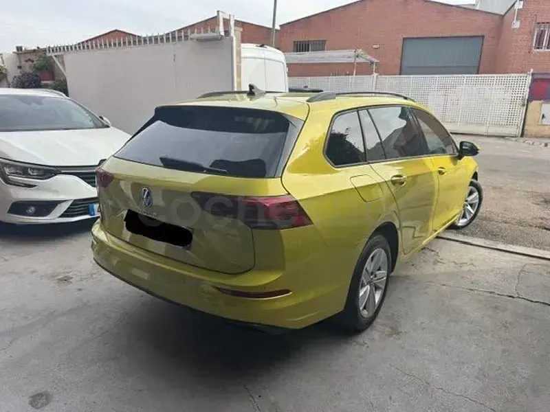 Usado VW Golf VIII Life 130 CV (95 kW) 2023 Amarillo Familiar