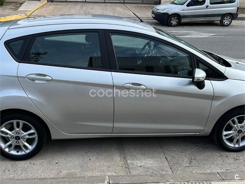 Usado Ford Fiesta Trend 82 CV (60 kW) 2014 Gris / plata Berlina