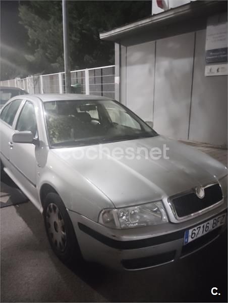 Usado Skoda Octavia Ambiente 102 CV (75 kW) 2001 Gris / plata Berlina