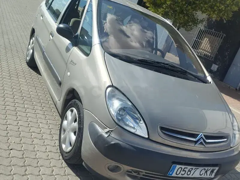 Usado Citroën Xsara Picasso Exclusive 90 CV (66 kW) 2004 Beige Monovolumen