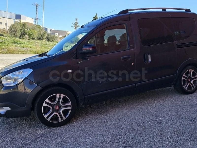 Usado Dacia Dokker Essentiel 95 CV (69 kW) 2020 Negro Monovolumen