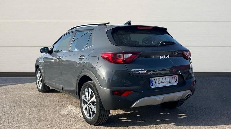 Usado Kia Stonic 120 CV (88 kW) 2021 Gris SUV