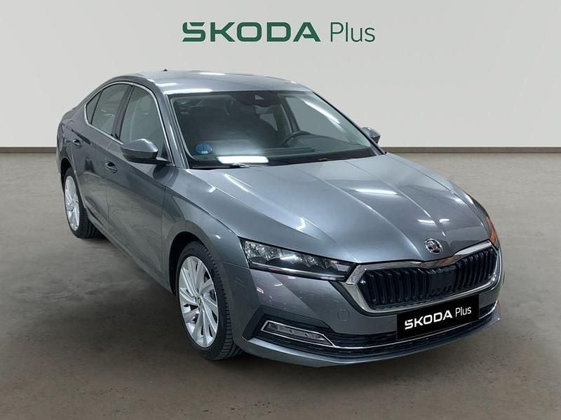 Gris Usado 2024 Skoda Octavia Selection Berlina | 26.990 € (Buen precio) - Imagen 1/4