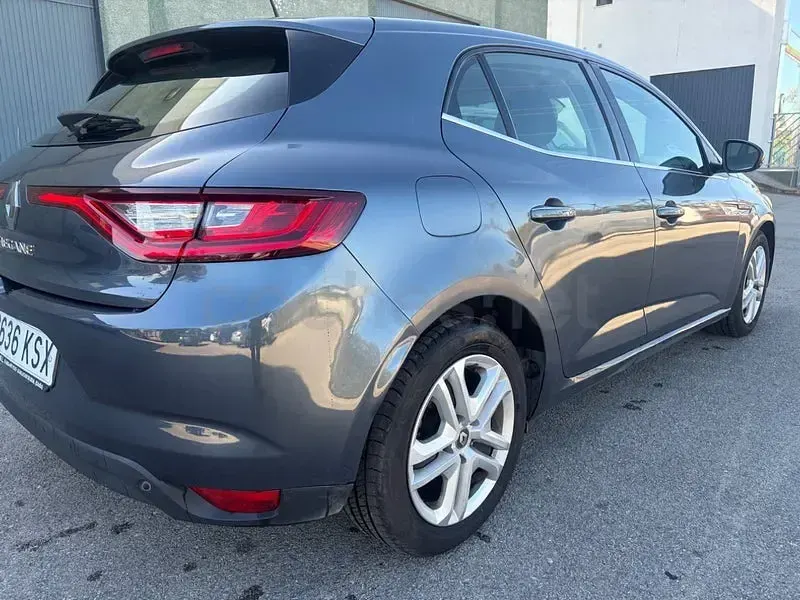 Usado Renault Mégane Bose Edition 150 CV (110 kW) 2019 Gris / plata Berlina