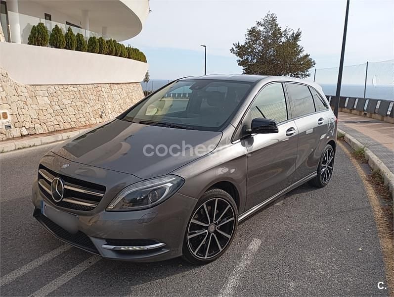 Usado Mercedes B220 170 CV (125 kW) 2014 Gris / plata Monovolumen