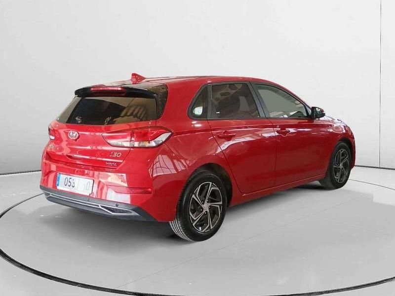 Usado Hyundai i30 121 CV (88 kW) 2021 Rojo Utilitario