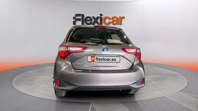 Begagnad Toyota Yaris Hybrid Active 100 HK (73 kW) 2022 Brun Sedan