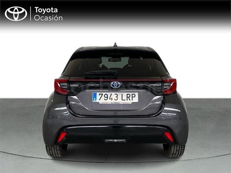 Usado Toyota Yaris Hybrid Style 116 CV (85 kW) 2021 Gris / plata Berlina