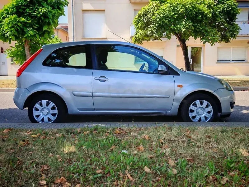 Usado Ford Fiesta 80 CV (58 kW) 2006 Gris / plata Utilitario