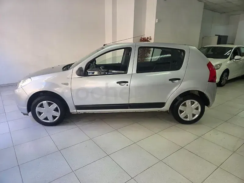 Usado Dacia Sandero Ambiance 75 CV (55 kW) 2010 Gris / plata Berlina