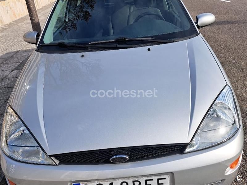 Usado Ford Focus Trend 90 CV (66 kW) 2001 Gris / plata Berlina