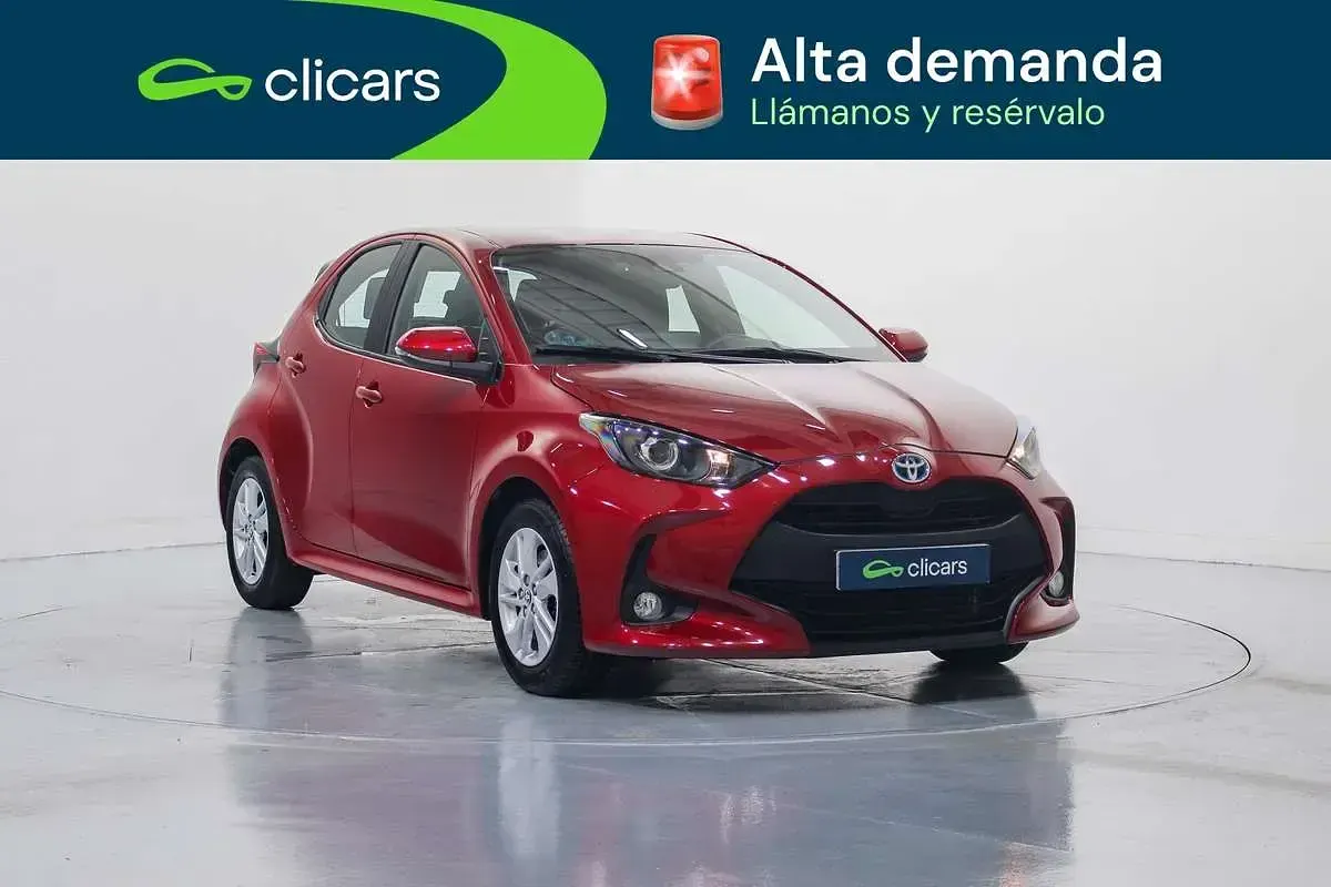 Usado Toyota Yaris Hybrid Active 75 CV (55 kW) 2022 Rojo Berlina