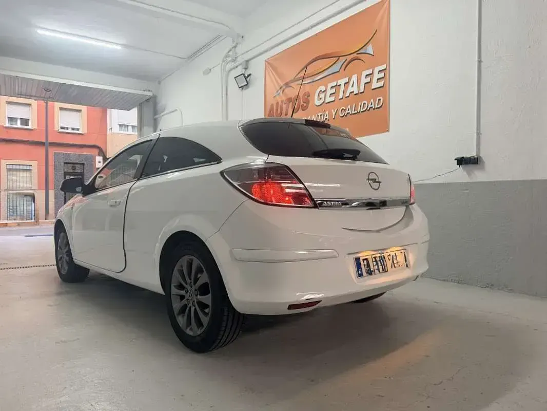 Usado Opel Astra 110 CV (80 kW) 2010 Blanco Coupe