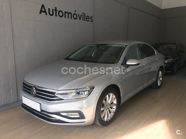 Usado VW Passat Executive 122 CV (89 kW) 2022 Gris / plata Familiar