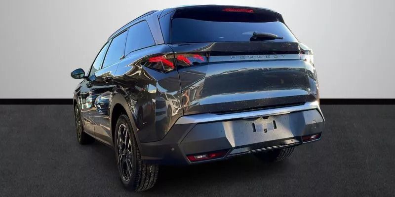 Usado Peugeot 5008 GT 145 CV (106 kW) 2024 Gris claro Monovolumen