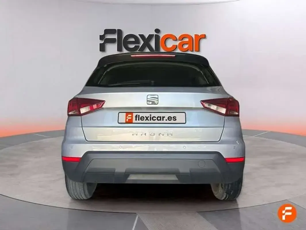 Usado Seat Arona Style 110 CV (80 kW) 2021 Gris SUV