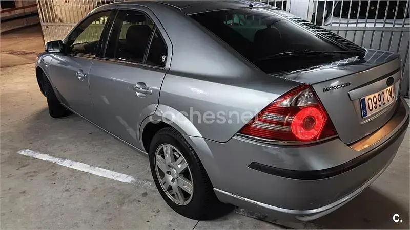 Usado Ford Mondeo Trend 130 CV (95 kW) 2005 Gris / plata Berlina