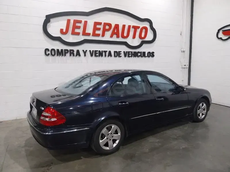 Usado Mercedes E220 Avantgarde 150 CV (110 kW) 2005 Azul Berlina