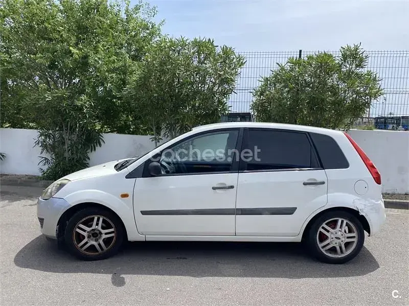 Usado Ford Fiesta Trend 80 CV (58 kW) 2006 Blanco Utilitario