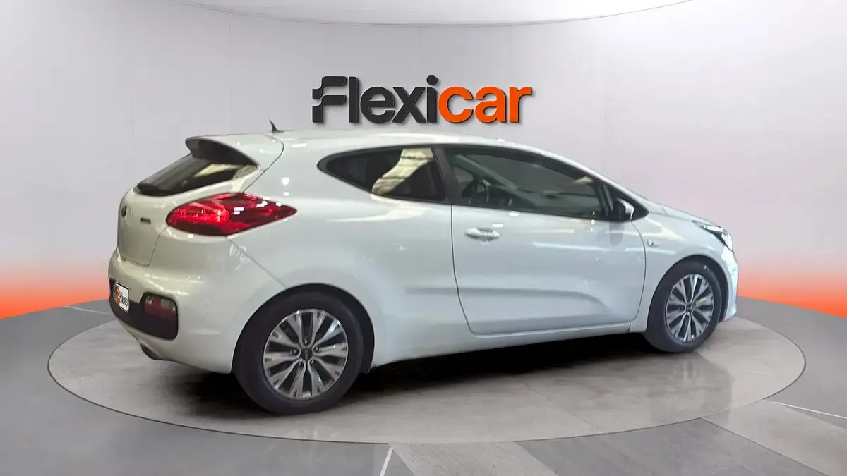 Käytetty Kia Ceed 120 HP (88 kW) 2018 Valkoinen Viistoperä