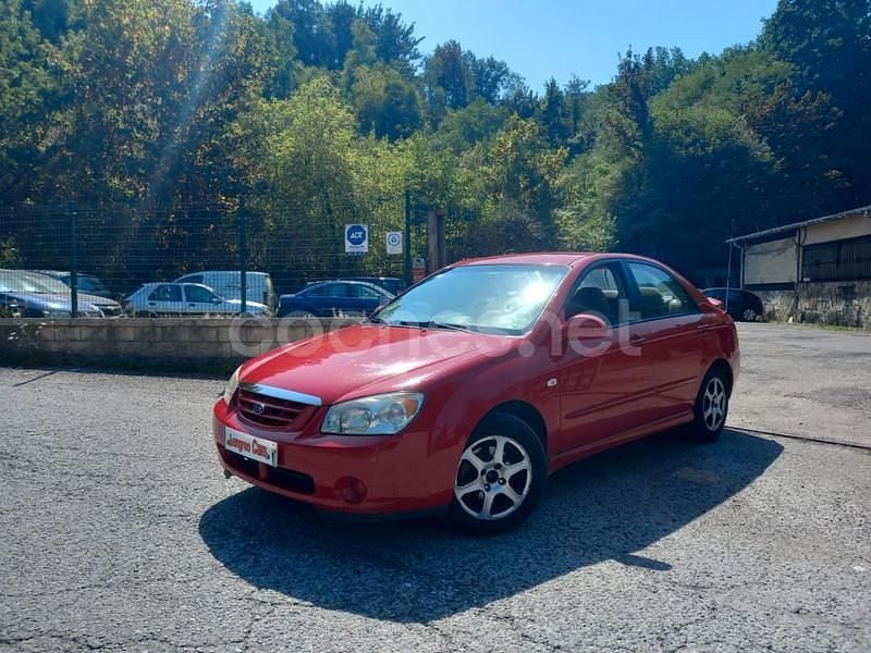 Rojo Usado 2005 Kia Cerato LX Berlina | 1399 € - Imagen 1/4
