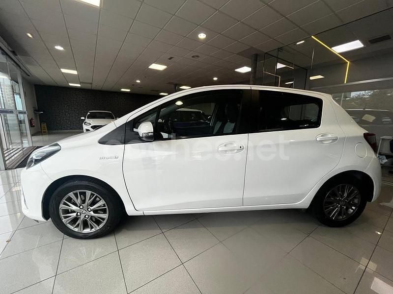 Usado Toyota Yaris Hybrid Active 100 CV (73 kW) 2019 Blanco Berlina
