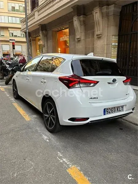 Usado Toyota Auris Hybrid Edition 136 CV (100 kW) 2018 Blanco Berlina