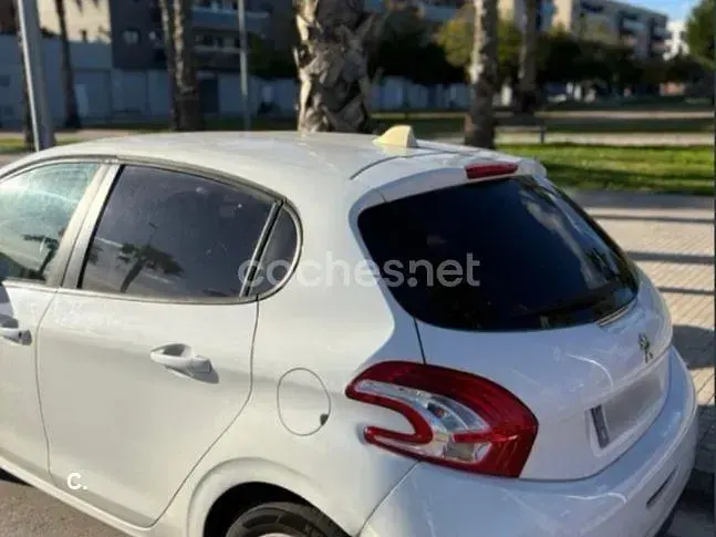 Usado Peugeot 208 Access 82 CV (60 kW) 2013 Blanco Utilitario