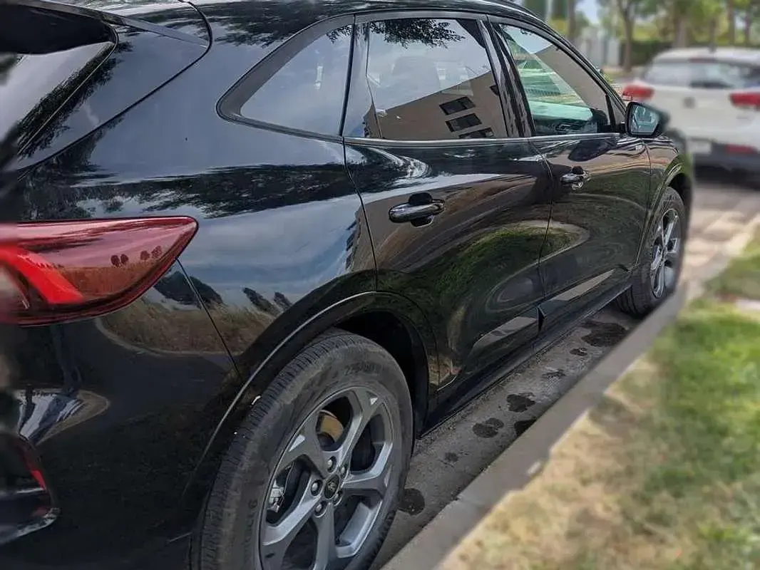 Usado Ford Kuga ST-Line 243 CV (178 kW) 2025 Negro SUV